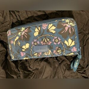 🌤️ Vera Bradley RFID Accordion Wristlet Wallet